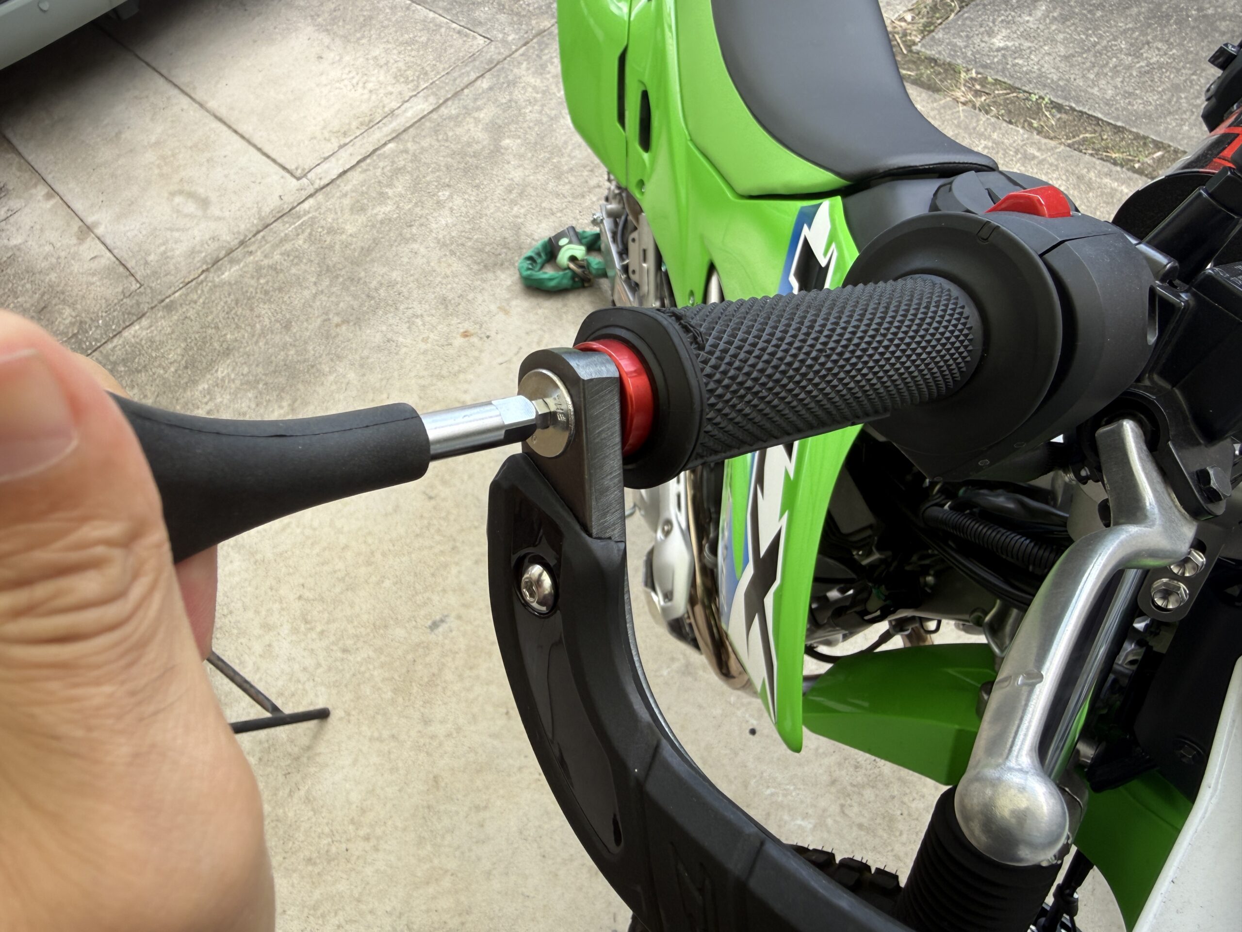 KLX230のハンドガード固定部に六角レンチを差し込んだ様子