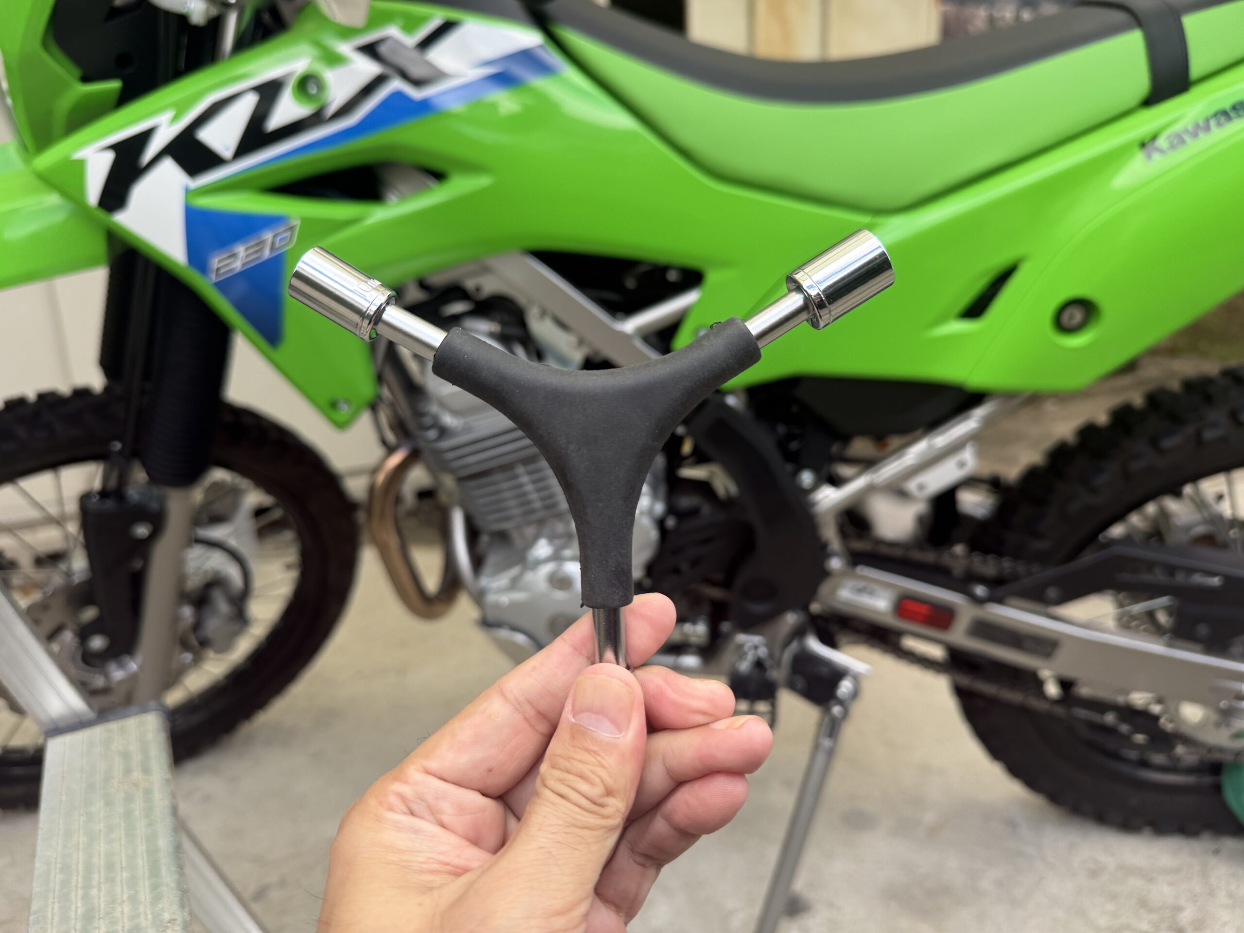 KLX230の前でエトスデザイン6in1 3WAYレンチを紹介している写真