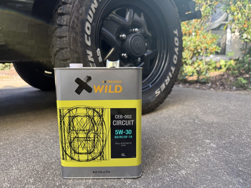 ジムニーJB64の横に置いたAZ EXTREMELY WILD CEB-002 5W-30エンジンオイル