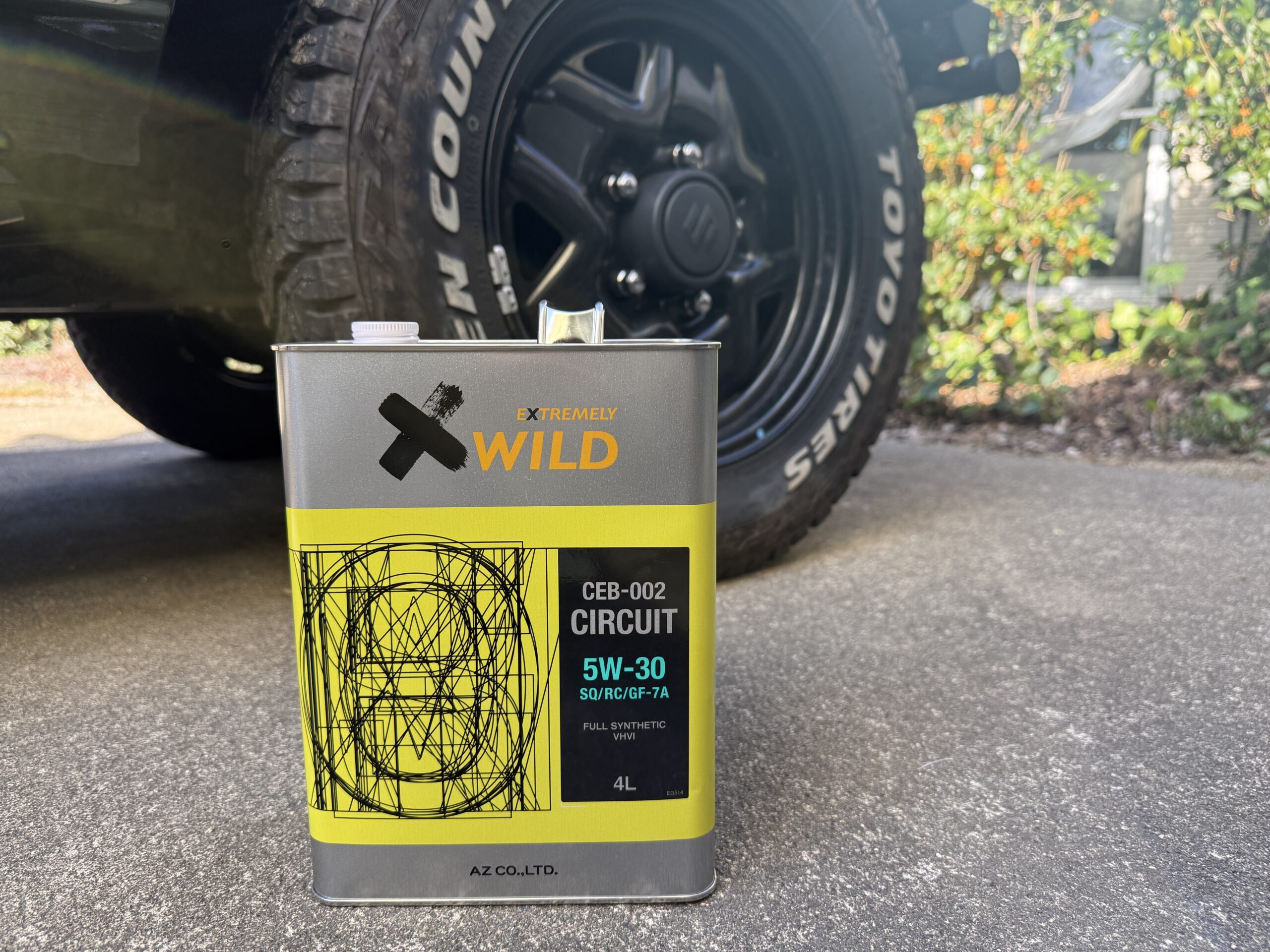 ジムニーJB64の横に置いたAZ EXTREMELY WILD CEB-002 5W-30エンジンオイル