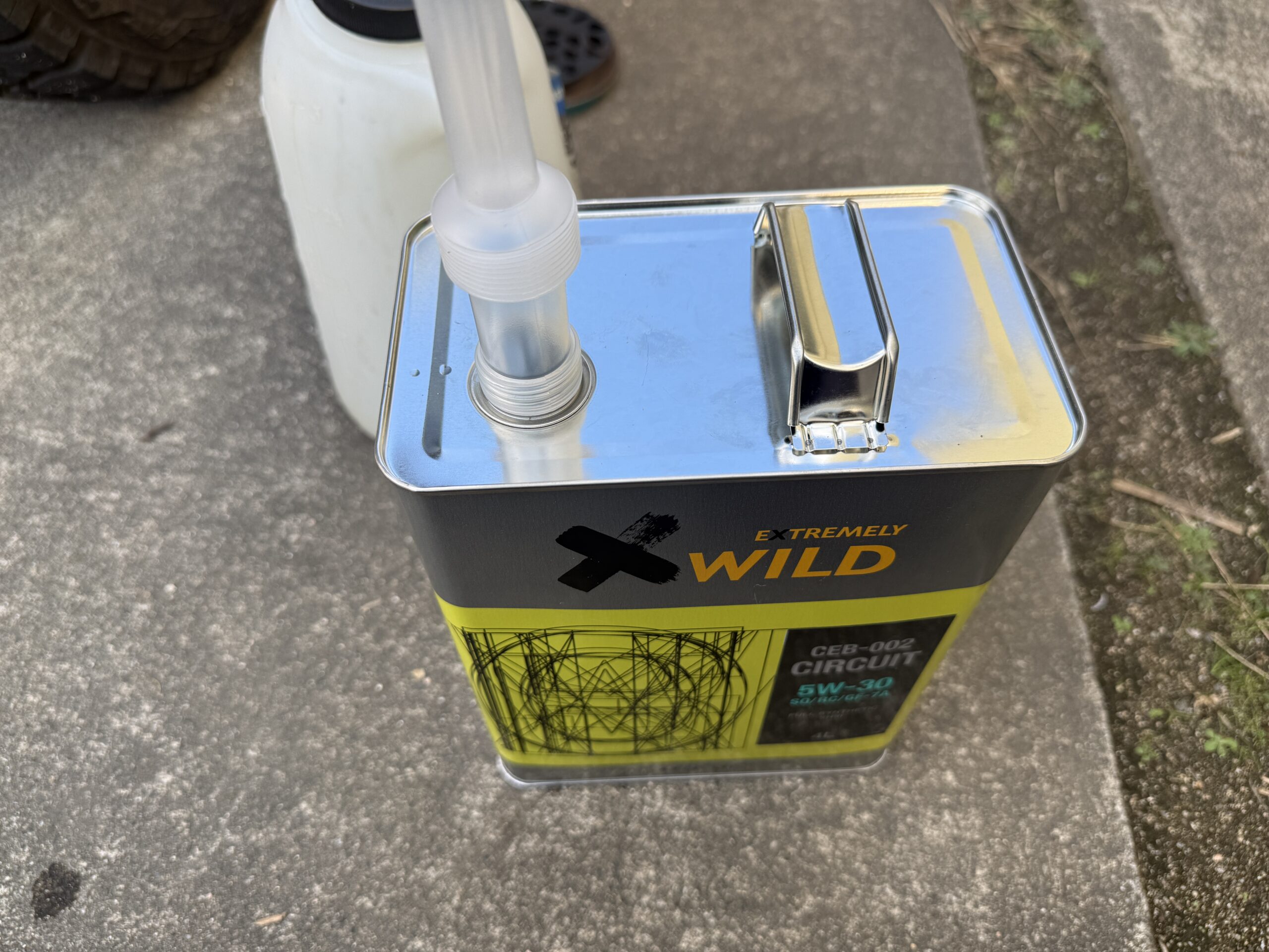 AZの5W-30エンジンオイル缶にノズルを取り付けて給油準備をした様子