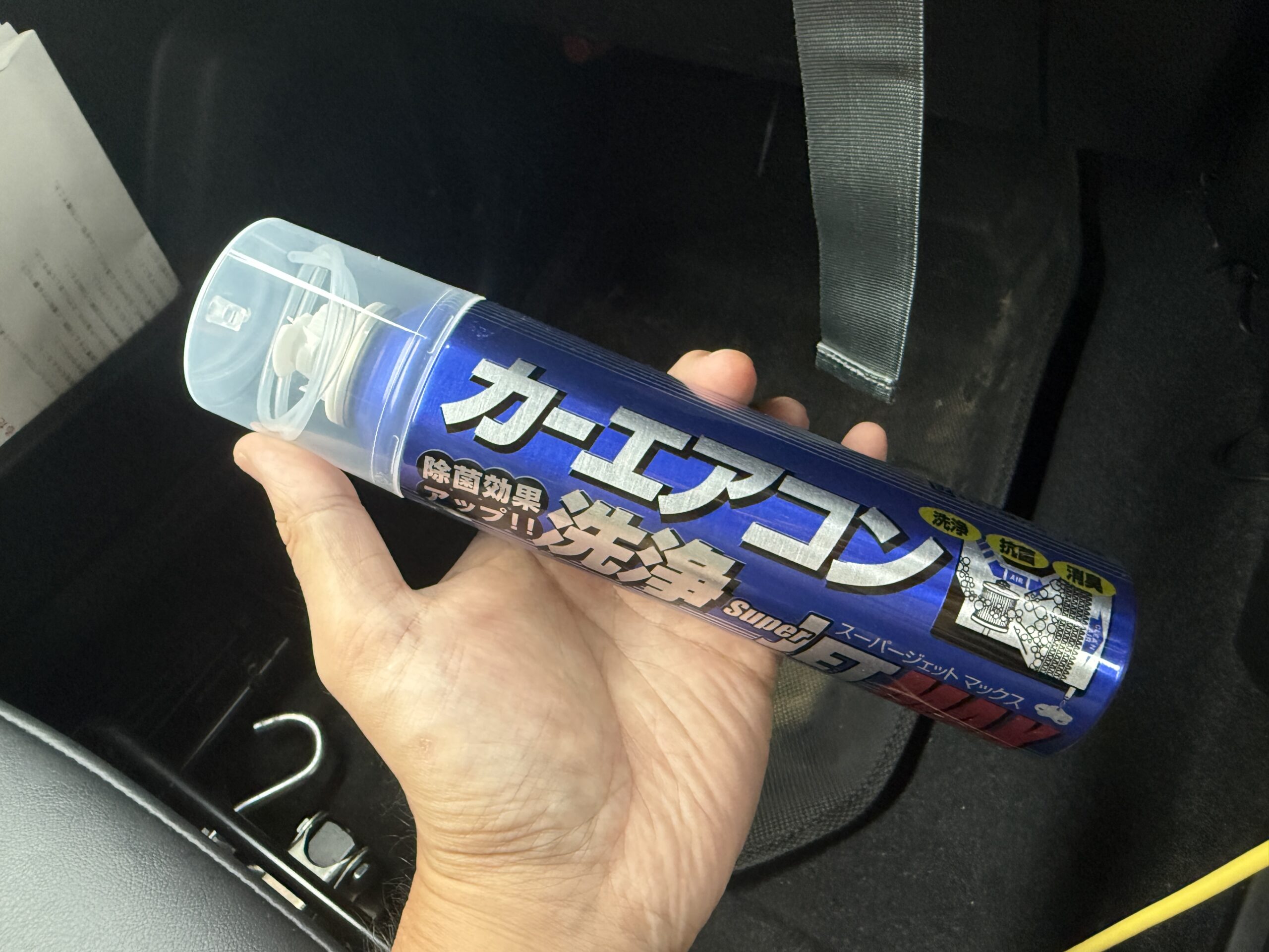 カーエアコン洗浄剤Super JET MAXのスプレー缶と付属のチューブ